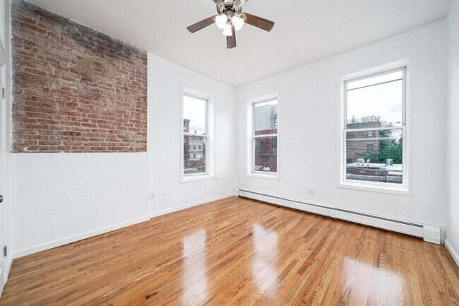 Building Photo - 282 Whiton St