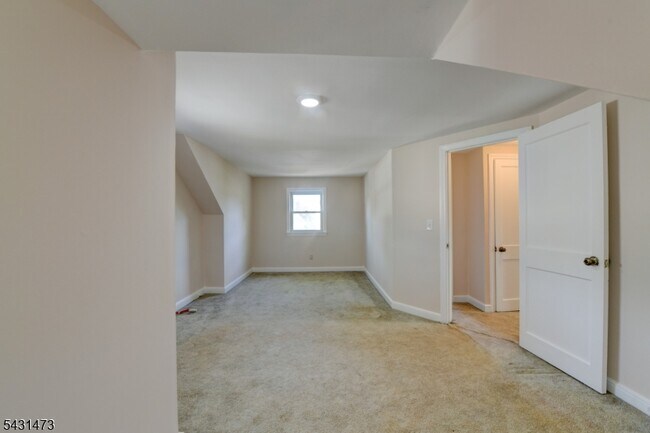 Building Photo - 72 Colonial Dr