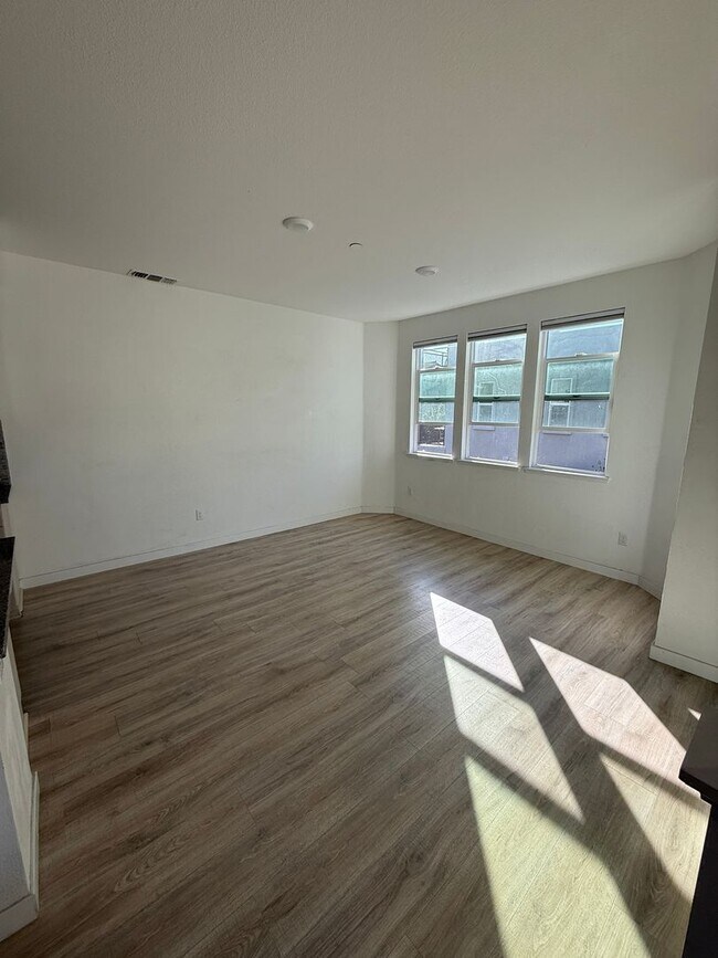 Building Photo - MODERN SMART CONDO IN DESIREABLE COMMUNITY