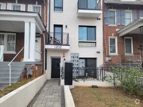 Building Photo - Stunning 2 BR/2 BA Apartment in 16th Stree...