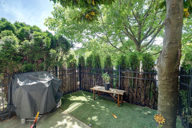 Building Photo - 2bd/2.5ba Seattle Townhome