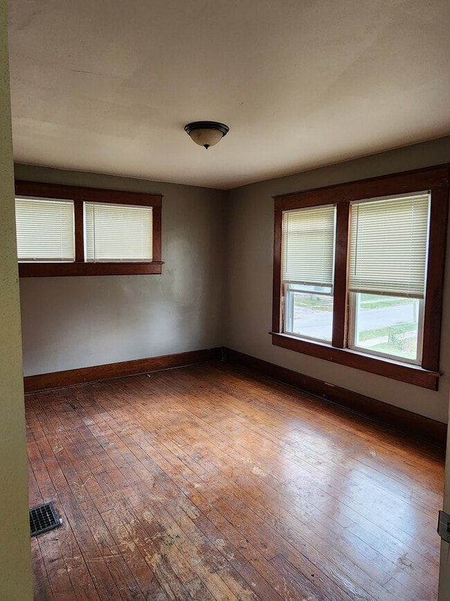 Building Photo - 2 Bedroom 1 bath duplex