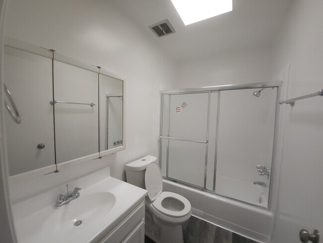 Building Photo - 425 N Hobart Blvd