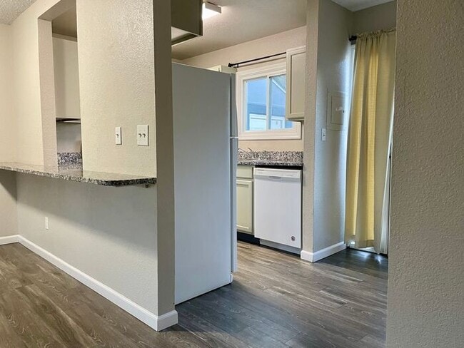 Building Photo - Spacious 3-bedroom, 2.5-bathroom Townhome