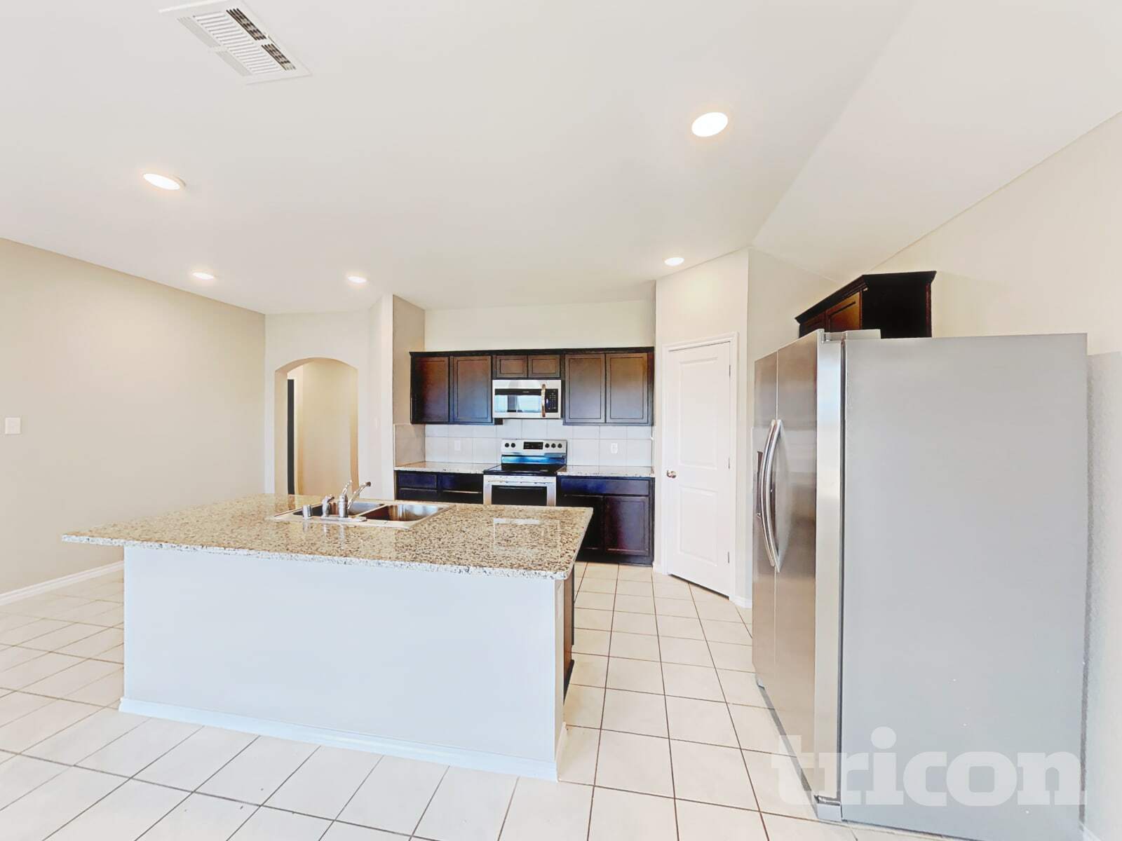 Building Photo - 916 Roland Dr