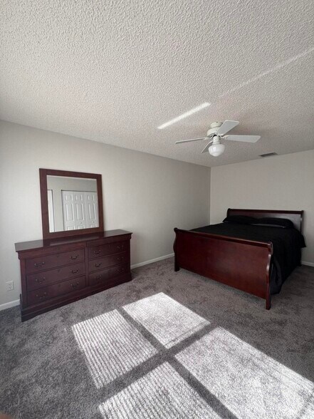 Building Photo - 9775 Sun Pointe Dr