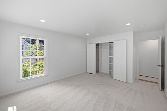 Building Photo - Spacious 5-Bedroom Colonial with Walk-Out Basement in Sought-After Stonebridge