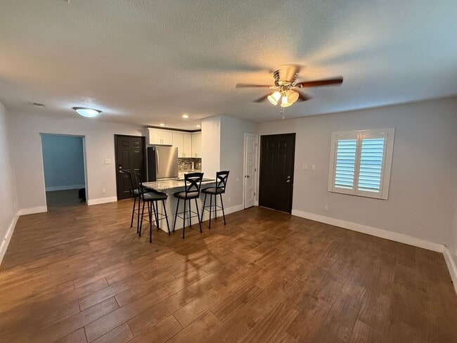 Building Photo - *****Amazing 3-bedroom, 2-bathroom, Carport, Single Family, Bungalow-style Home. Small Dog Friend...