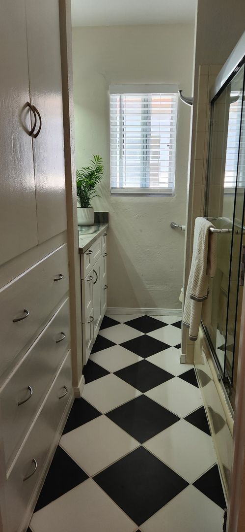 Building Photo - Kensington: Renovated Spacious Residence: Cook's kitchen, Includes parking