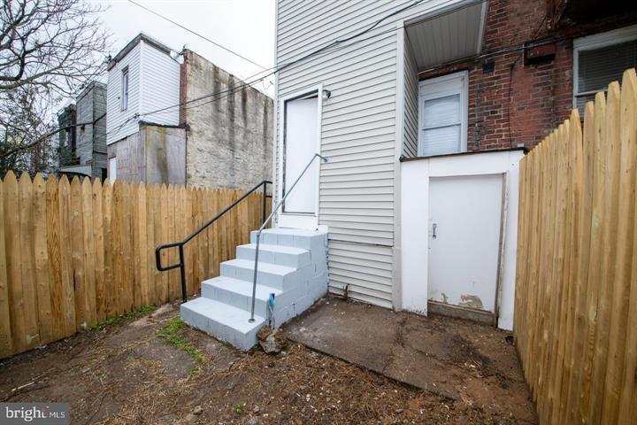 Building Photo - 2061 Wilmot St