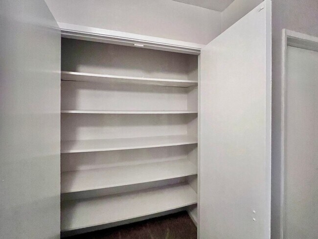 Building Photo - $2,495 Champlain Dr. & Fort Washington, 3 ...