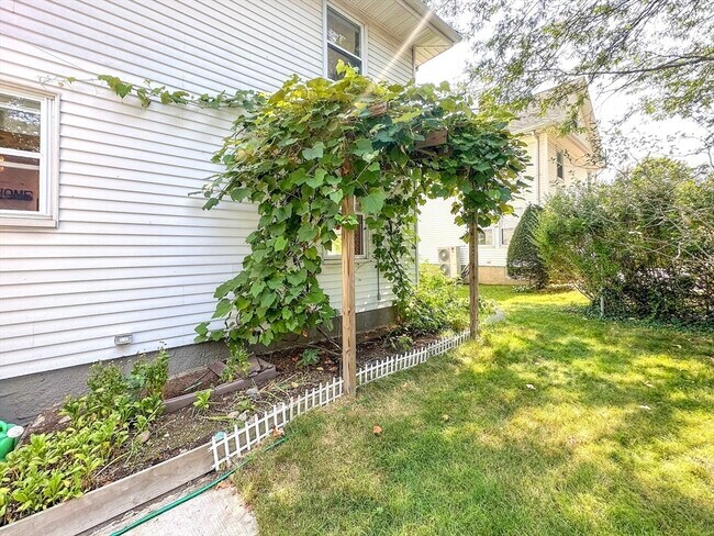 Building Photo - 35 Reedsdale Rd