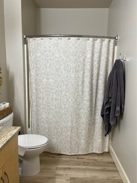 Master Shower/Tub - 737 241st Ln SE
