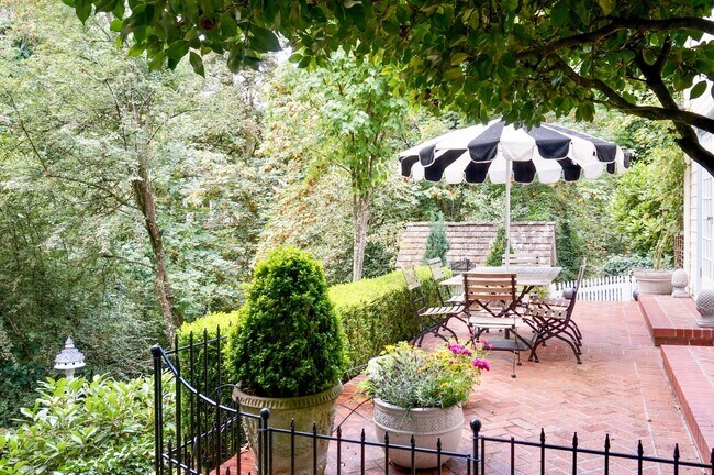 Building Photo - Gorgeous Dream Home in the Southwest Hills! Your Pacific Northwest Oasis Awaits!