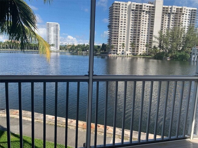 Building Photo - 2999 Point E Dr