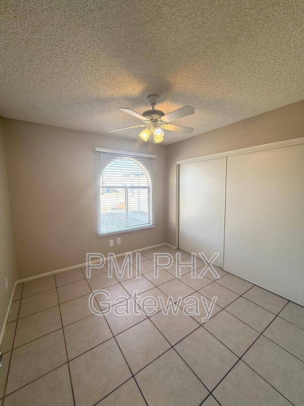 Building Photo - 1623 W Pampa Ave