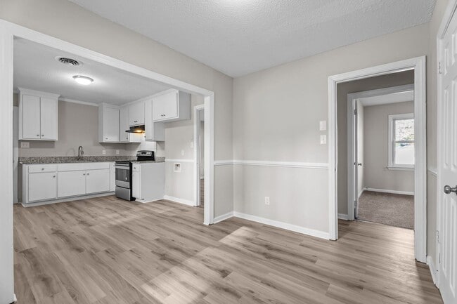 Building Photo - 620 Starling Way