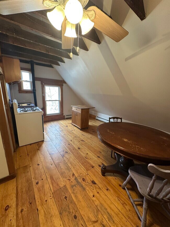 Building Photo - 110 Estey St