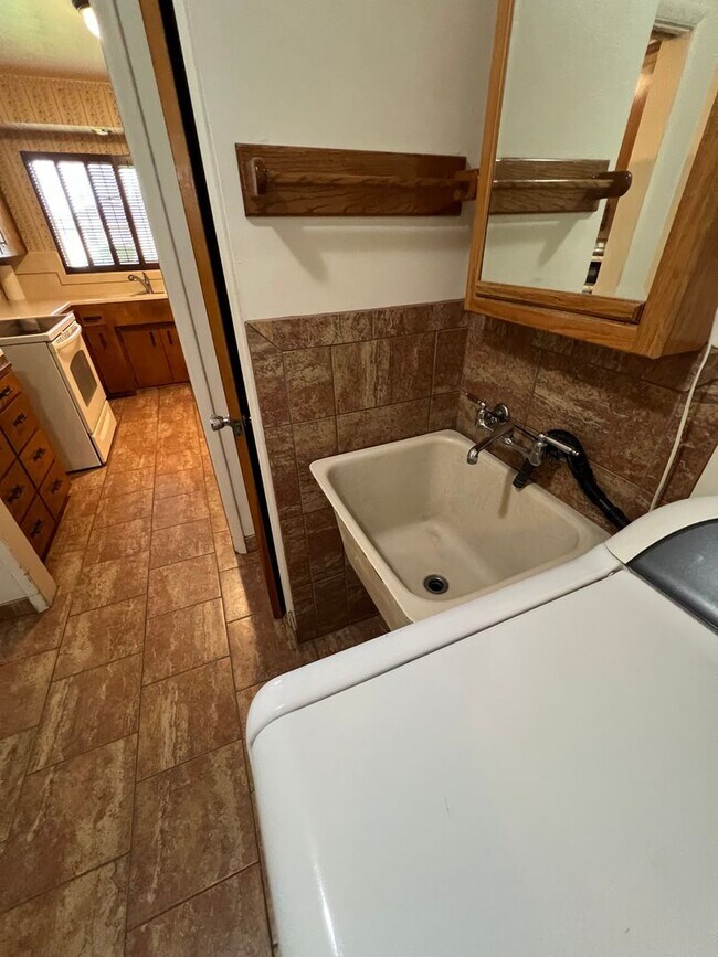 Building Photo - 723 S California St