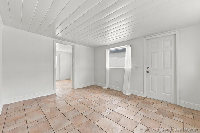 Building Photo - 120 Pleasant Pl