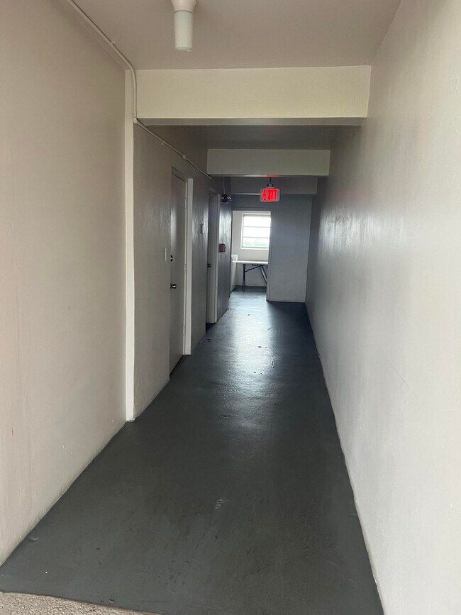 Building Photo - 3300 N Palm Aire Dr
