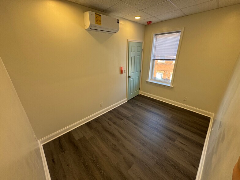 Building Photo - 1527 Tasker St