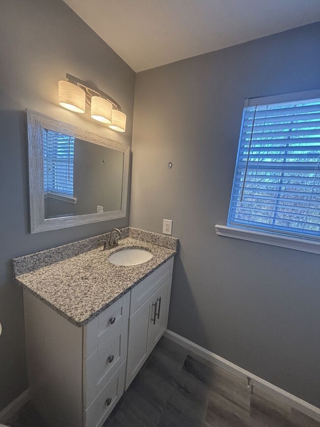 Building Photo - Fully Renovated 2 bed 2.5 bath Townhome in...