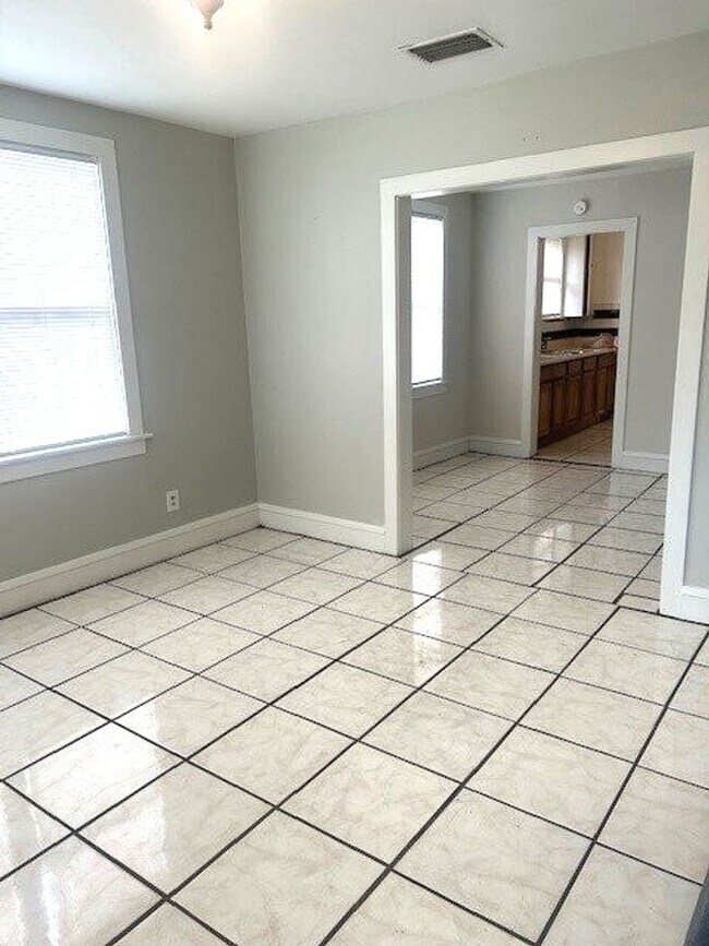 Building Photo - Spacious 2 bedroom 1 bath with sunroom and large yard!!