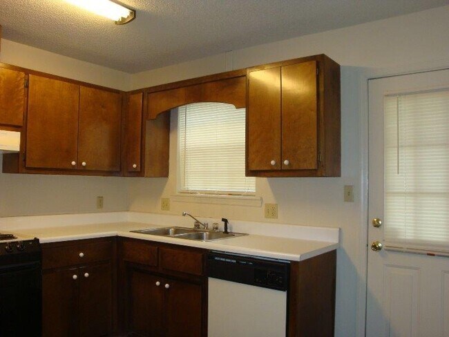 Building Photo - CUTE 2BR/2.5BA town house close to everything!