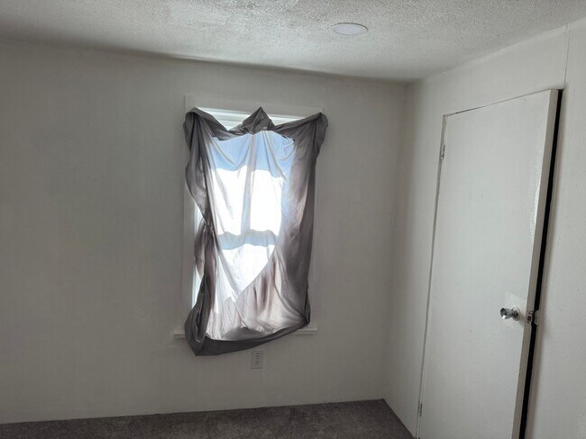 Building Photo - Newly Remodeled 3-4 bedroom Single family home