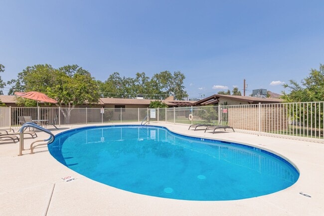 Building Photo - 2-Bedroom Condo in Citrus Acres Steps from...