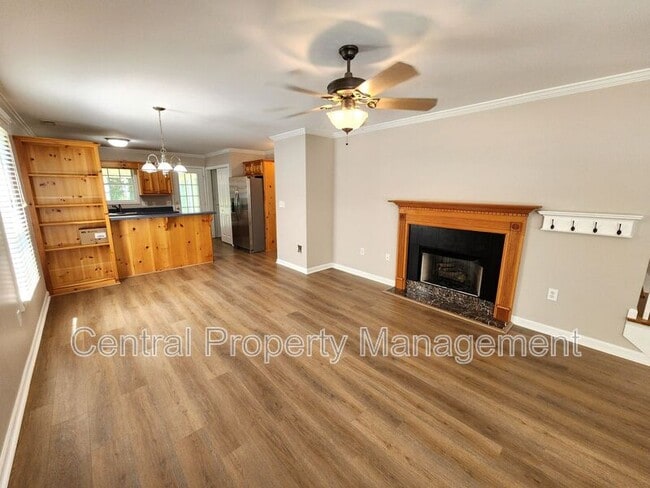 Building Photo - 303 Rexford Dr