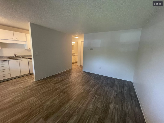 Interior Photo - Lindbrook Apartments: Leasing Specials! Gr...