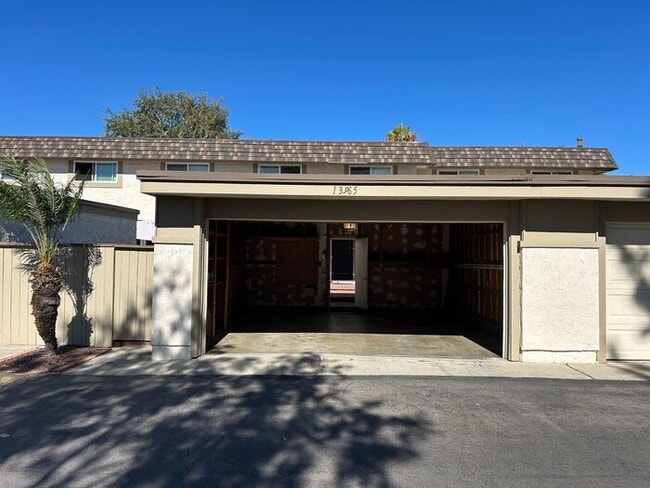 Building Photo - FANTASTIC 3BD TOWNHOUSE FOR LEASE!