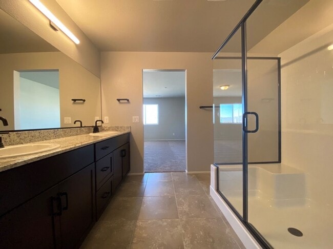 Building Photo - AMAZING GATED 3 BED 2.5 BATH 2 CAR GARAGE !