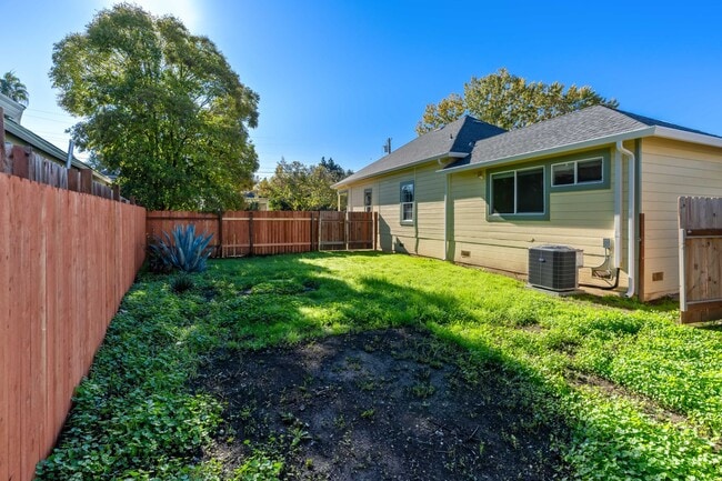 Building Photo - Welcoming 3-Bedroom, 1-Bath Single-Family Home