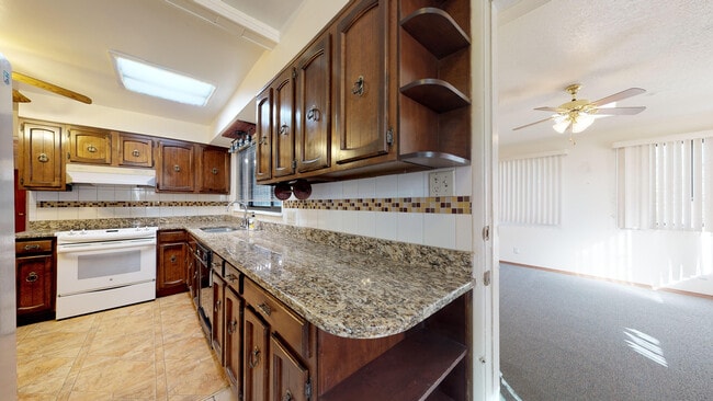 Building Photo - UPTOWN 3/BD 2/BA 1/CP WORKSHOP