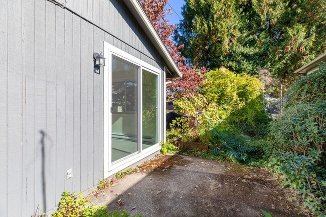 Building Photo - 2 bedroom, 1 bath near Mt. Tabor in SE Por...