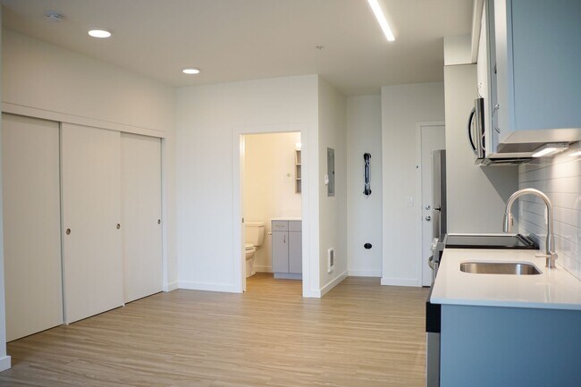 Building Photo - Modern 3rd Floor Studio with Condo-Grade Finishes!