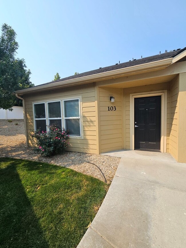 Building Photo - Shallow Creek O