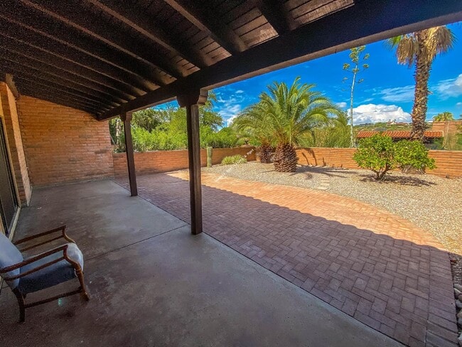 Building Photo - "Charming 2-Bed, 2-Bath Townhouse with Cozy Fireplace in Tucson's Scenic Sunrise Territory neighb...
