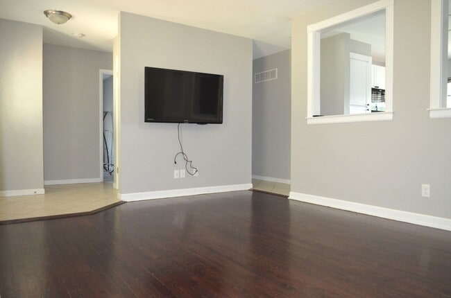Building Photo - Price Drop! Updated 4 bed 3 bath in Fenton