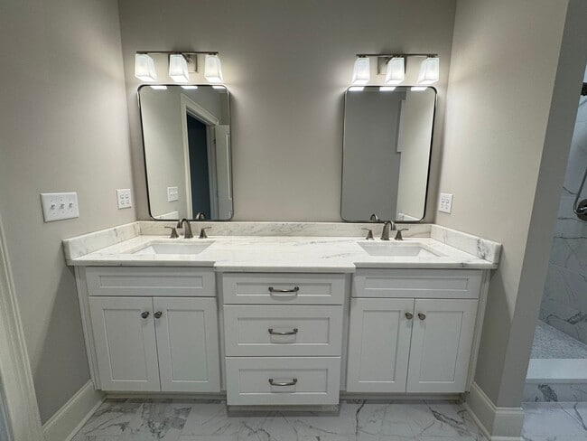 Building Photo - Grandeur Brick 4/3.5 with Bonus Room in Th...