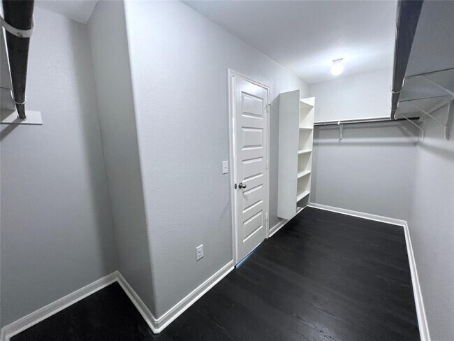 Building Photo - 802 Mitchell Dr