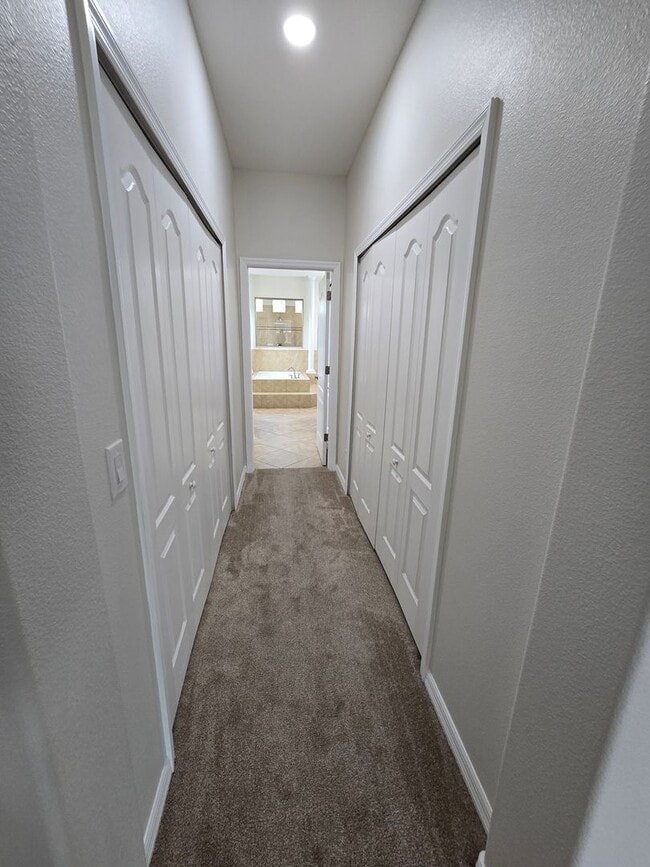 Building Photo - Luxurious Single-Family Home in Secluded Mount Dora Community