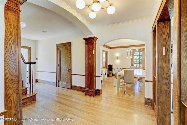 Building Photo - 570 N Edgemere Dr