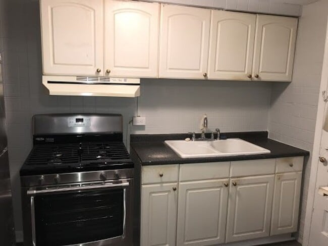 Primary Photo - 2 Bedroom / 1 Bath Townhome + Garage -- Be...