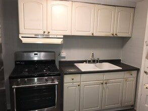 Building Photo - 2 Bedroom / 1 Bath Townhome + Garage -- Bellevue/Brighton Heights Area