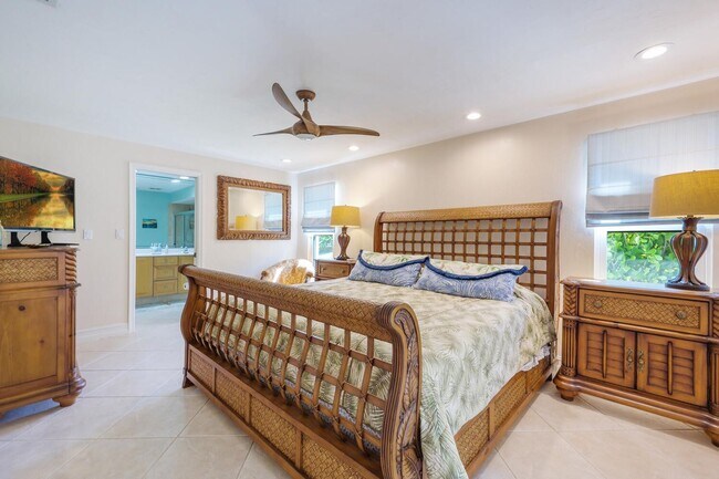 Building Photo - Hillside Home-3 bedrooms- 2 baths -2 car garage- Furnished-Available Now !