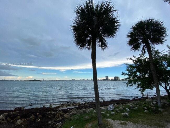 Building Photo - 1750 N Bayshore Dr